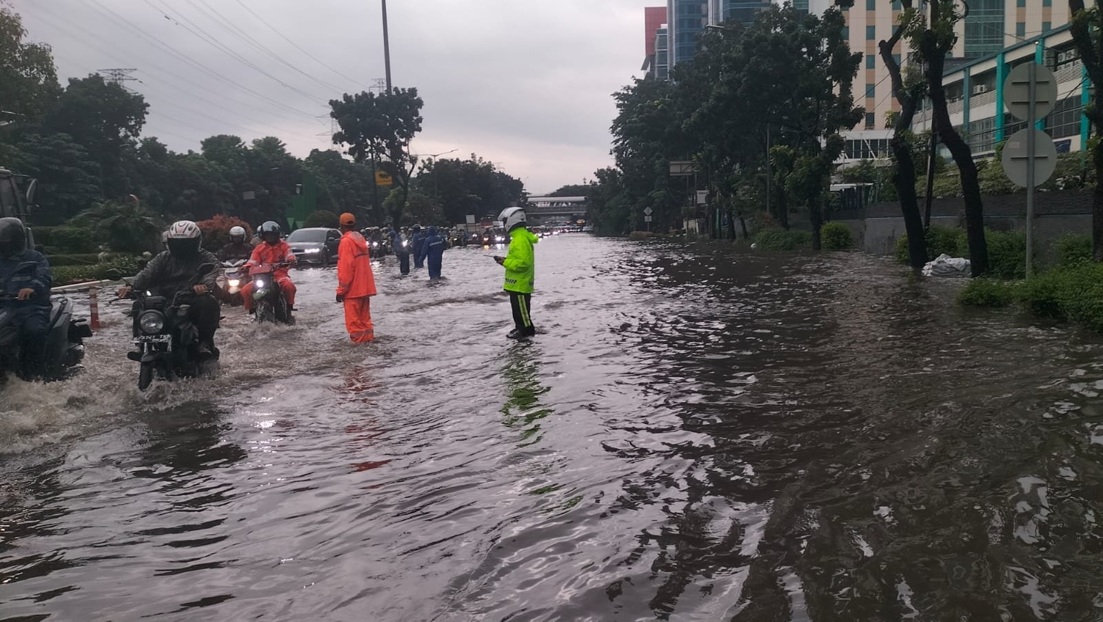 Detik Indonesia : Banjir Rendam Sejumlah Ruas Jalan Jakarta, Brimob–Lantas–Polair PMJ Bergerak Cepat